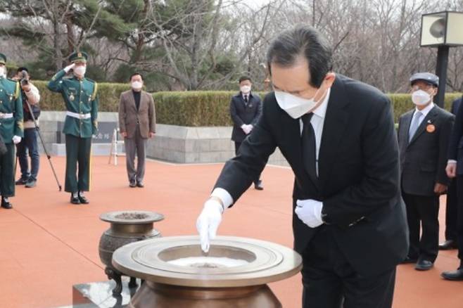 정세균 국무총리가 28일 대구시 달서구 두류공원 2·28학생의거 기념탑에서 분향하고 있다.  연합뉴스