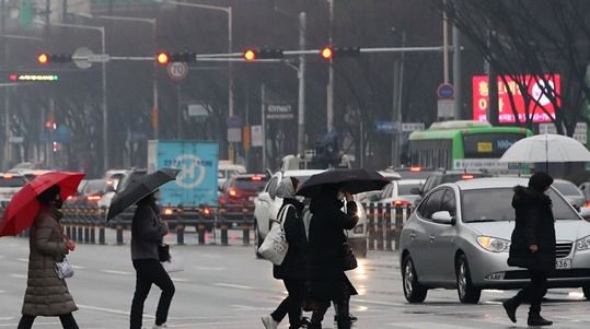 전국적으로 비가 내리는 가운데 시민들이 우산을 쓰고 발걸음을 재촉하고 있다.사진=뉴스1