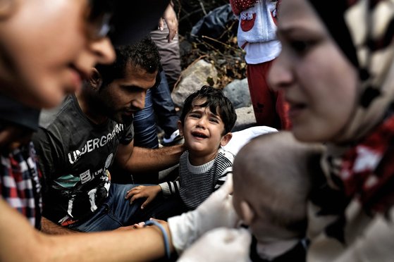 2015년 9월 27일 터키와 에게해를 거쳐 그리스 레브보스 섬에 도착한 시리아 난민 소년이 울음을 터뜨리고 있다. AFP=연합뉴스