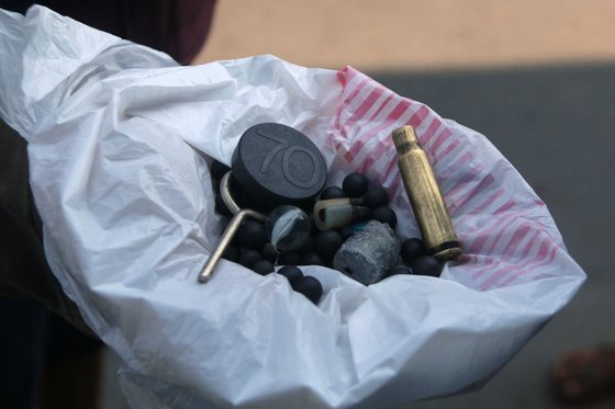 실탄과 고무탄, 쇳조각 등 시위대를 향해 발사되는 물체. 미얀마 다웨이에서 28일 공개된 모습이다. AFP=연합뉴스