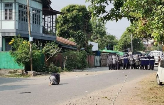 28일(현지시간) 미얀마 북부 카친주에서 폭력 사용 자제를 호소하며 군인들을 향해 엎드린 한 수녀. [카친웨이브]