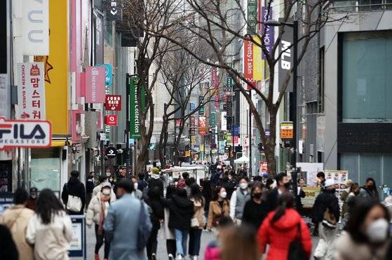 신종코로나바이러스 감염증(코로나 19) 확산에 따라 거리두기 2단계가 2주 연장된 가운데 지난달 28일 오후 서울 중구 명동거리가 쇼핑 인파로 붐비고 있다. 뉴스1