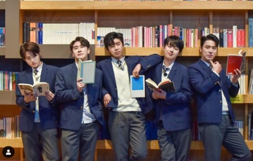 The photos of the uniforms of Mr. Trotts TOP5 Im Young-woong, Young Tak, Lee Chan-won, Jang Min-Ho and Kim Hie-jae were released.On the 28th of last month, the official Instagram of the New Erra Project Mr. Trott posted an article and a photo titled Trotmen We Liked Back in those days.Youth spouts. School uniform visuals. What if youre curious about the behind-the-scenes of the Pong-Sung-Academic Center? he added.Inside the photo is a warm and fresh picture of TOP5 in uniform.They posed as coolly as possible and emanated a heart-throb force.On the other hand, TOP5 is appearing on the TV Chosun entertainment program Pongpunga Academy.