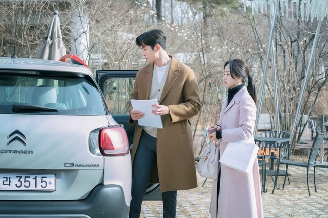 Sunbather, dont put that lipstick on, Won Jin-A, RO WOON relationship was caught in an abnormal signal.In the JTBC monthly drama Sunbather, Dont Put That Lipstick on (director Lee Dong-yoon/playplayplayplay Chae Yoon/production JTBC Studio), serious Peak Expiratory flow is being read to Yun Sung-ah (Won Jin-A) and Chae Hyun-seung (RO WOON).In the public photos, Chae Hyun-seung, who has a serious expression, is staring at the documents in his hand, and Yun Sung-ah, who is next to him, is also facing with a nervous face, causing tension.The sudden awkward atmosphere between the two people who are continuing the sweet mood is making the hearts of viewers nervous.Above all, the appearance of Yun Sung-ah, who sees Chae Hyun-seungs eyes, causes strange feelings.Before she was a lover, she always led Chae Hyun-seung with a confident and confident Sunbather, raising her curiosity about why she is left-handed in front of Chae Hyun-seung.