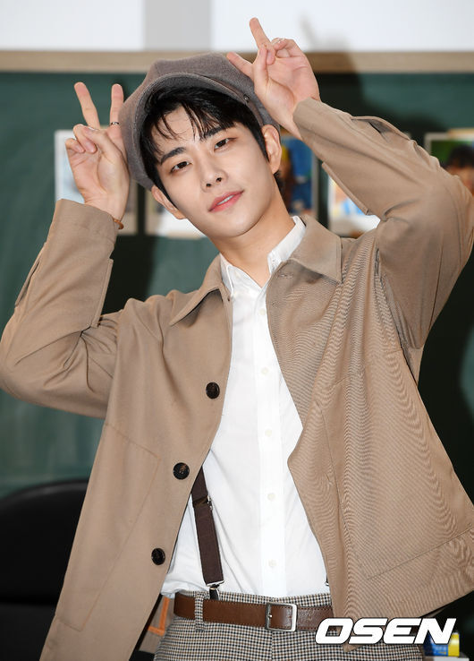 On the afternoon of the afternoon, a photo time event was held before the recording of TBS Fact Insta at TBS Open Studio in Sangam-dong, Mapo-gu, Seoul.MC Astro MJ (MJ) poses.