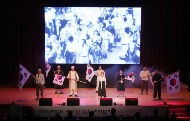▲충남도가 개최한 102회 3.1절 기념식에서 3.1운동 당시를 재현한 연극공연을 선보이고 있다 ⓒ충남도