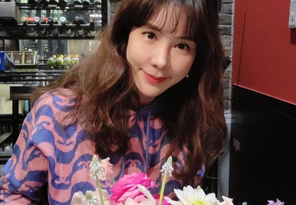 Singer and Broadcaster Kim Joon Hee has released a photo of her holding a birthday flower.Kim Joon Hee said on his Instagram on the 1st, Thank you for your birthday. Todays real birthday.Congratulations to all of you who are birthdays on February 1st! The photo posted together shows Kim Joon Hee, who is smiling with a birthday flower.Kim Joon Hee, who has beautiful looks and lovely charms for an incredible second in his mid-40s, catches his eye.Meanwhile, Kim Joon Hee spoke out with her non-Celebrity husband last year.