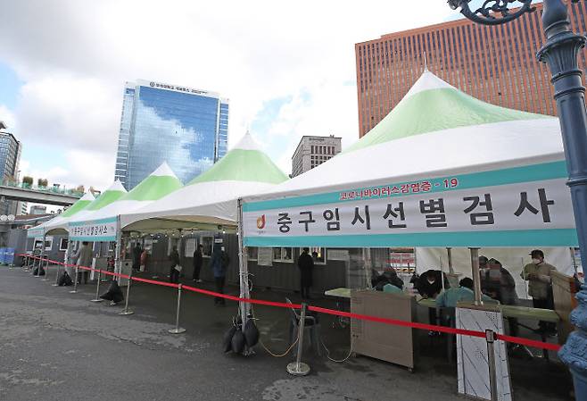 2일 서울역 광장에 마련된 임시선별검사소를 찾은 시민이 검체 검사를 위해 대기하고 있다. (사진=연합뉴스)