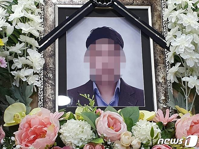 통영해경 A씨가 지난달 25일 숨진 채 발견됐다. A씨는 그동안 직장 내 괴롭힘을 호소하고, 정신과에서 약을 처방받기도 했다. 통영경찰서는 자세한 사망 원인을 조사하고 있다. (유족 제공) © 뉴스1