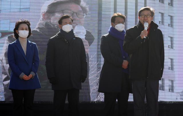 박형준(오른쪽) 전 청와대 정무수석이 지난달 17일 오후 부산 동구 부산역 광장에서 열린 가덕신공항 건설 특별법 제정을 촉구하는 범 시민 대회에 참석해 발언하고 있다. 뉴스1