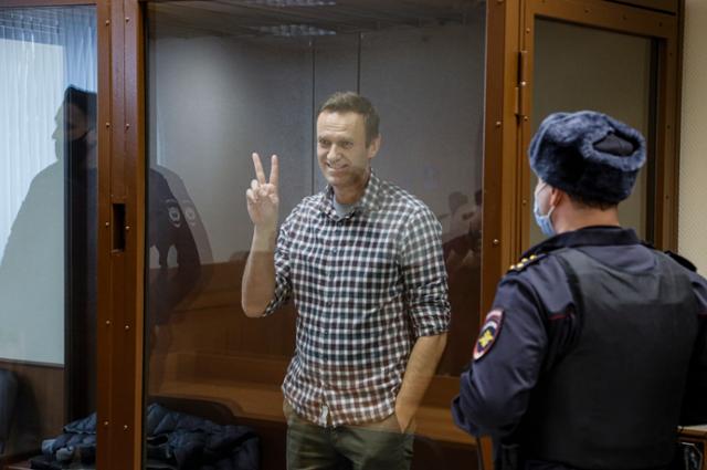 러시아 야권 지도자 알렉세이 나발니가 지난달 20일 모스크바의 바부쉬킨스키 구역 법원에서 열린 항소심 출장 재판에 출석해 유리로 만든 피고인 대기실에서 제스처를 취하고 있다. 모스크바=EPA 연합뉴스