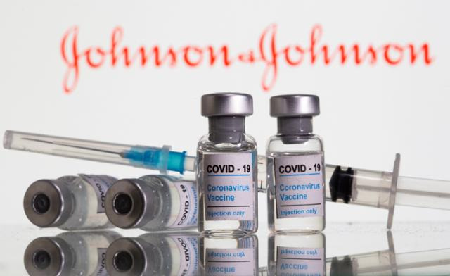 미국 질병통제예방센터(CDC)가 지난달 28일 최종 승인한 미국 제약사 존슨앤존슨(J&J)의 코로나19 백신. 로이터 연합뉴스