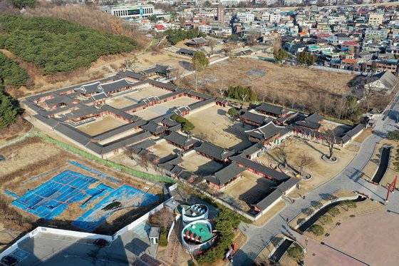 수원 화성행궁 전경. 비어있는 옆 부지가 복원 대상이다. 수원시