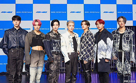 Idol Group Atez (ATEEZ) released the mini-six album Zero: Fever Part 2 (ZERO: FEVER Part.2) and had an online media showcase on the afternoon of the 2nd.Atez posing ahead of the showcase.