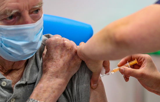 영국 블랙번의 한 병원에서 82세 노인이 코로나19 백신을 접종받고 있다. /사진=로이터