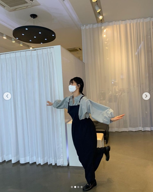 Actor Han Ji-hye has released a recent photo of her pregnancy.Han Ji-hye posted photos on his instagram  on the 2nd, along with an article entitled I came out with a convex boat, but I do not see much from afar.The photo shows Han Ji-hye posing in various poses. The pleasant figure makes the viewer smile.Im not getting a lot of tees yet, Han said, Im getting a lot of tees, but Im covering them well. Im still a pretty pregnant woman!Did you not gain weight? I am worried about the increasing weight. He said, I have already increased to 9 kilos. Meanwhile, Han Ji-hye married her Husband in 2010 and is currently living in Jeju Island. She received a congratulatory message from many people last month after 10 years of marriage.