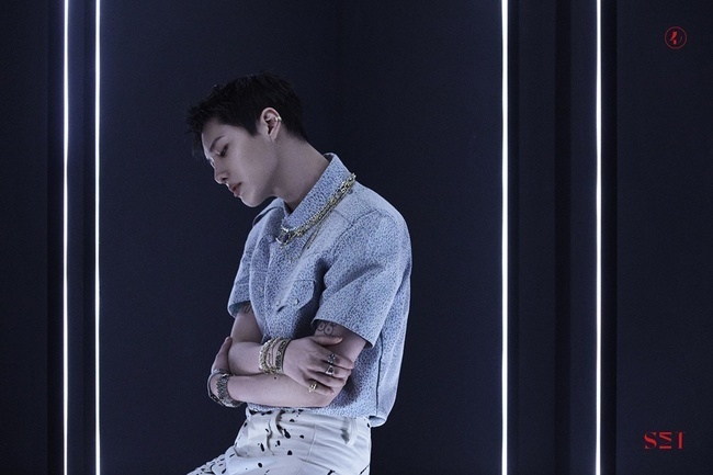 Singer Woods (Seung-Youn Cho) released the first concept photo of his new album SET (Set).On March 2, Woods released six concept photos of his first single album SET through official SNS.The first concept photo contains Woodsmans chic charm, which melts the dark atmosphere in a space where light and darkness coexist.In the past, if you emphasized the boys image with a long hair style of blonde hair, this time you maximized the masculinity with a short hair style and a somewhat sensitive look.In addition, the red image surrounding Woods as a whole made a strong impression and stimulated curiosity.This concept photo is the first of the four concepts and will be released sequentially for four days until the 5th.Woods has released a track list of his first single album SET released on the 15th through official SNS.Woods, who has participated in writing and composing all songs for each activity and expanded his own music spectrum, also filled all the tracks with his own songs and predicted his performance as a unique artist.The title song FEEL LIKE (Phil Lyke) and Touch? (Tuche) (feat.MOON (moon), Rebound and other songs, which raise expectations about what will resonate with the March music industry.
