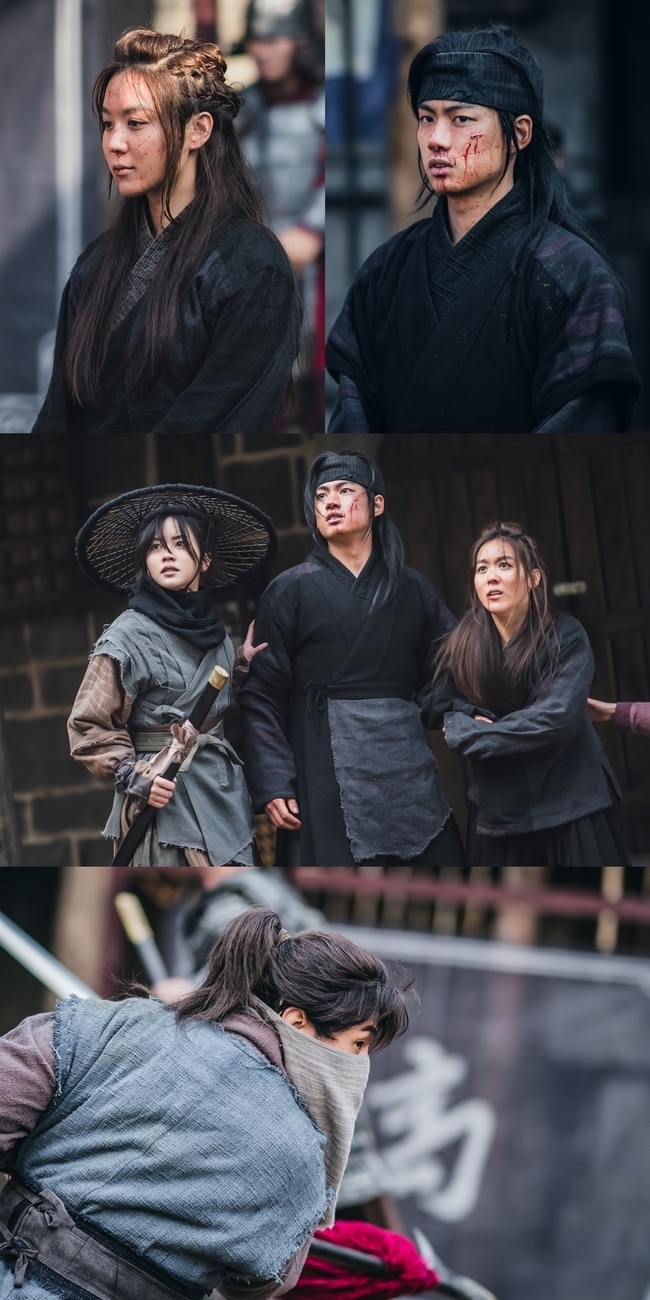 Kim So-hyun and JiSoo, the rivers that rise the moon, will cooperate.KBS 2TV Wall Street drama The Moon Rising River (playplayplay by Han Ji-hoon/director Yoon Sang-ho/production Victory Content) captures the house theater with an inseparable development every time.An exciting story that three-dimensional characters, including Pyeong-gang (Kim So-hyun) and Ondal (JiSoo), are intertwined and created by each other stimulates viewers desire to use the home room.In the 5th episode of The Moon Rising River, which was broadcast on March 1, Tera Patrickjin (Kim Hee-jung), Tera Patrick Mountain (Ryu Ui-hyun) Brother and Sister were named by the Catholic Ark Du Jung-seo (Han Jae-young), and were caught while going to the neck of Gowonpyo (Lee Hae-young).Tera Patrick Jean, Tera Patrick Mountain Brother and Sister were the two-in-one friends of Pyeong-gang, which raised the expectation of viewers how Pyeong-gang would react if he found out.On the 2nd, The River Floating the Moon unveiled a still cut containing the bloody Tera Patrick, Tera Patrick Mountain Brother and Sister.This is a picture of Tera Patrick, Tera Patrick and Sister of the execution day, and the expression of Tera Patrick, who seems to have resigned and still rebellious, is sad.Then Pyeong-gang, who appeared in the sprinkler costume, is seen taking Tera Patrick, Tera Patrick Mountain Brother and Sister.Pyeong-gang, who promised to live in ghosts and to close the business of sprinkling, but he had to go to his friends work.In addition, the masked Ondal robs his gaze and amplifies his curiosity, and even though he has covered half his face, his eyes are shining as intensely as they are.The appearance of Ondal, such as the usual Ondal, is not gone, and the appearance of Ondal armed with charisma emits a great presence.