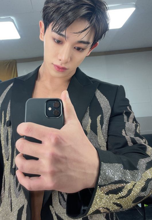 Singer One boasted a consistent Winnie (fan club) loveOn the morning of the 2nd, One posted several selfies on the official SNS, saying, Good night # One # WONHO.In the photo, One is taking a selfie on the beach at the time of the first Mini album title song Open Mind released last September.One completed a unique dreamy atmosphere, perfecting her bleached hairstyle and all-white costume.In addition, One released a new album Lose as well as a selfie shot in a moving car in a comfortable outfit, raising the global Winnies thrilling index.On the other hand, One released its first Mini album PART 2 Love Synonym #2: Right for Us on the 26th of last month.one SNS