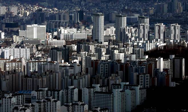 2일 오후 서울 중구 남산서울타워 전망대에서 바라본 서울 시내 아파트 모습. 뉴시스