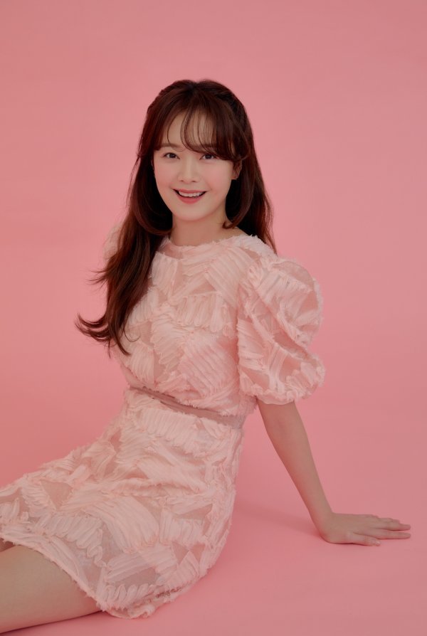 On the 2nd, the agency King Kong by Starship released several photostorial A cuts of Jean So-min, which featured the cover of the March issue of the monthly magazine Sunday Seoul.In the open photo, Jean So-min is showing a refreshing visual with a pink color background.He has a natural wave hair and emits a lovely mood with a bright smile, and in another photo he is staring at the camera in a bright dress and revealing the fairy figure.In the following photos, Jean So-min captivates his gaze with a refreshing expression and a retro charm.On this day, he used various eyes and poses and digested the main concept Retro Sensibility like a back door that created A cut at once.In an interview after the filming, Jean So-min said, If Aurora Princess was the first opportunity of life as an actor, Running Man was the second opportunity to show another image.I grew up seeing cohabitation, X-Men, Family.I saw my brothers who came to the programs at that time and I dreamed up my dreams, but I think it is an honor to work with them every moment. 