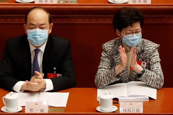캐리 람 홍콩 행정장관(오른쪽)이 호얏셍 마카오 행정장관과 함께 지난해 5월22일 베이징에서 개막한 전인대(전국인민대표대회)에 참석해 박수를 치고 있다.  사진=로이터/연합뉴스