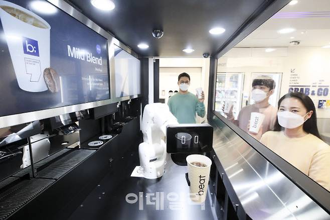 3일 경기 성남시 분당구 다날 본사에서 열린 ‘비트박스’ 공개 미디어데이에서 3세대 로봇카페 ‘비트(b;eat)3X’ 커피를 제조하고 있다.(사진=이영훈 기자)