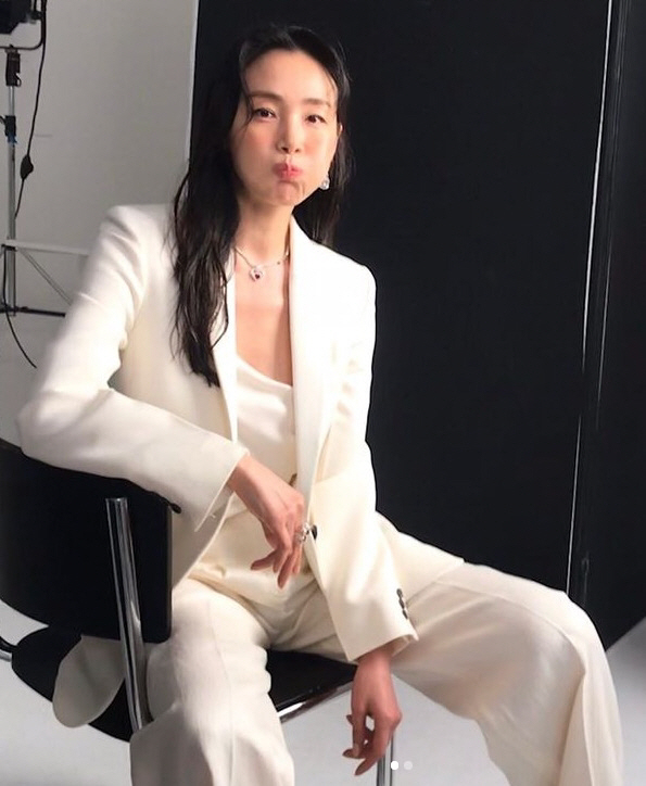 Actor Choi Ji-woo, who became a mother, still emanated a lovely and elegant charm.Choi Ji-woo posted a picture taken on his instagram  on the 3rd day of the fashion magazine photo shoot.In the open photo, Choi Ji-woo poses in a White suit and off-shoulder costume. Especially, Choi Ji-woo is still attracting attention with a cute expression that puts the Wind on the ball.Meanwhile, Choi Ji-woo married a non-entertainer of nine years younger in 2018 and gave birth to a daughter the following year.