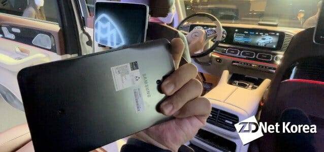 메르세데스-마이바흐 GLS에는 삼성전자 태블릿이 장착됐다.