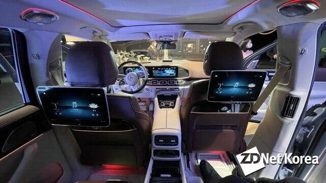 뒷좌석에서 바라본 메르세데스-마이바흐 GLS 실내