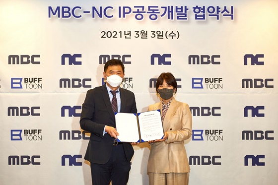 MBC 도인태 미디어전략본부장(좌)과 엔씨소프트 민보영 컨텐츠사업부센터장.