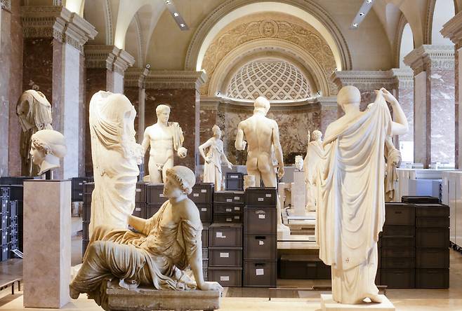 2016년 6월 대홍수로 프랑스 파리 루브르박물관이 문을 닫은 뒤 예술품들을 안전한 곳으로 옮기기 위해 포장하고 있다.연합뉴스