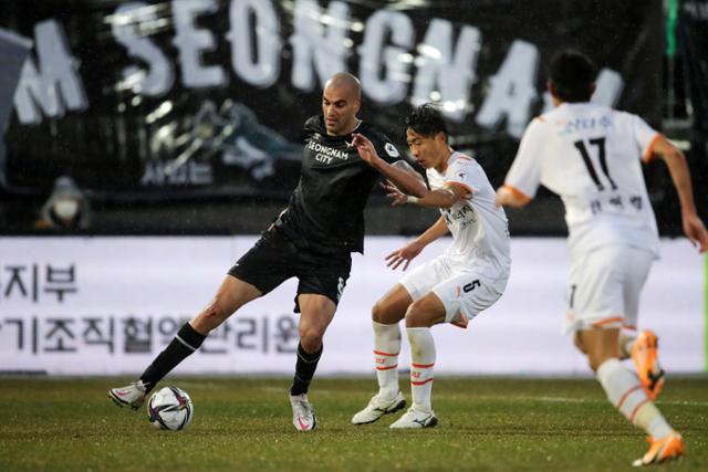 성남 뮬리치(왼쪽)가 1일 경기 성남시 탄천종합운동장에서 열린 하나원큐 K리그1 2021 제주전에서 상대 선수와 볼 경합을 벌이고 있다. 한국프로축구연맹 제공