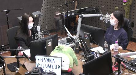 선미(왼쪽)가 KBS 쿨FM '강한나의 볼륨을 높여요'에서 게스트로 활약했다. 보이는 라디오 캡처