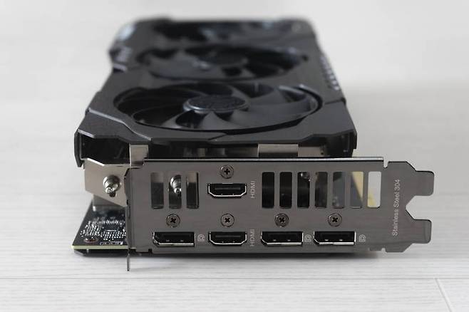 인터페이스 단자부에 스테인리스 스틸 304를 활용해 내구성을 높였다. 출처=IT동아