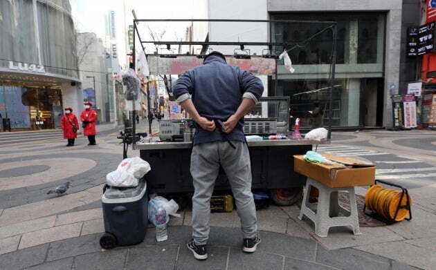 2일 오후 서울 명동의 한 노점상인이 영업준비를 하고 있다. 뉴스1