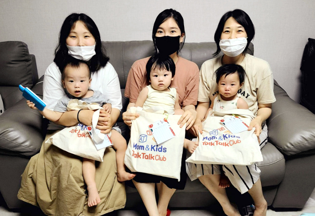 서울 좋은나무교회 엄마들이 1일 가정집에서 교회 공동육아 영어프로그램을 진행한 후 사진을 촬영했다.