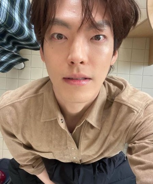 Actor Kim Woo-bin boasted of his warm Beautiful looks.Kim Woo-bin posted a picture on his instagram on the afternoon of the 3rd.Inside the picture is his super-close Selfie.Even though it was a close-up shot, Kim Woo-bin showed off his warm Beautiful looks without humiliation.He also boasted a sleek charm with a sharp jaw line and a sharp nose.Meanwhile, Kim Woo-bin will appear in Choi Dong-hoons new film, The Alien (Gase).