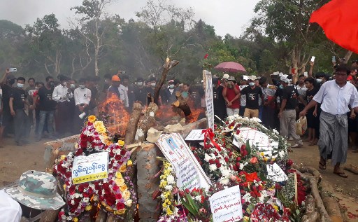 미얀마 군부 쿠데타 반대 시위 중 숨진 이들의 간이 장례식을 치르는 모습/사진=AFP