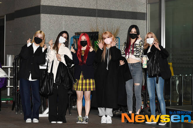Pixie (PIXY) member Sae-Byeol, Shadia, Da-Jung, Sua, Laura and Ella attended the MBC every1 entertainment Show Champion schedule held at MBC Dream Center in Janghang-dong, Ilsan-dong, Goyang-si, Gyeonggi-do on the afternoon of March 3.Members of Pixie (PIXY) are leaving work after Sanok.