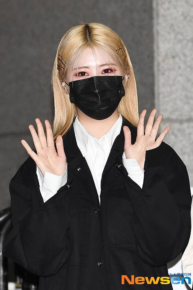 Pixie (PIXY) member Sae-Byeol, Shadia, Da-Jung, Sua, Laura and Ella attended the MBC every1 entertainment Show Champion schedule held at MBC Dream Center in Janghang-dong, Ilsan-dong, Goyang-si, Gyeonggi-do on the afternoon of March 3.Pixie (PIXY) member Sadstar is leaving work after Sanok.