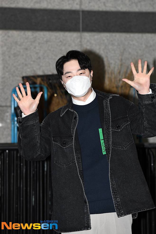 Trot singer Ahn Sung-joon attended the MBC every1 entertainment Show Champion schedule held at MBC Dream Center in Janghang-dong, Ilsan-dong, Goyang-si, Gyeonggi-do on the afternoon of March 3.Trot singer Ahn Sung-joon is entering the station.