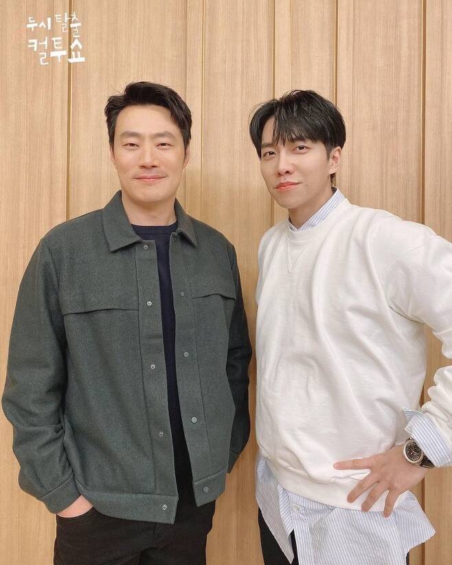 A certified shot of Lee Seung-ki and Lee Hee-joon, the Dooshi Escape Cult show, was posted.On March 3, SBS Power FM Dooshi Escape Cult show official Instagram said, After the special invitation debut # Cult show first appearance!!!!!!!!!!! #Mouse with two leading actors (and there are group photos if you skip!) # Duchy Escape Cult show # Cult show # 10:30 tonight # Mouse # First broadcast # Please say a lot and several photos were posted.Lee Seung-ki and Lee Hee-joon in the public photos are staring at the camera with their thumbs up. Especially, the warm visuals of Lee Seung-ki and Lee Hee-joons main actors attracted attention.Meanwhile, Lee Seung-ki - Lee Hee-joons TVN drama Mouse will be broadcast for the first time at 10:30 pm on March 3.