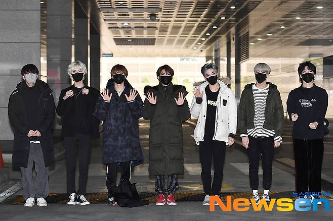 Kingdom (KINGDOM) members Jahan, Ivan, Arthur, Chiu, Dan, Louie and Mujin attended the MBC every1 entertainment Show Champion schedule held at MBC Dream Center in Janghang-dong, Ilsan-gu, Gyeonggi-do on the afternoon of March 3.Members of Kingdom (KINGDOM) are entering the station.