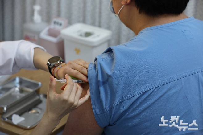 지난달 27일 오전 서울시 중구 을지로 국립중앙의료원 중앙예방접종센터에서 의료원 의료진이 화이자 백신을 접종 받고 있다. 사진공동취재단