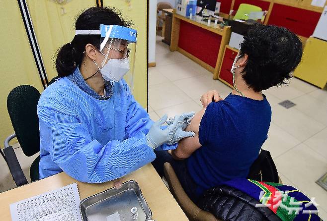 3일 서울 중구보건소를 찾은 시민이 아스트라제네카(AZ) 백신 접종을 받고 있다. 박종민 기자