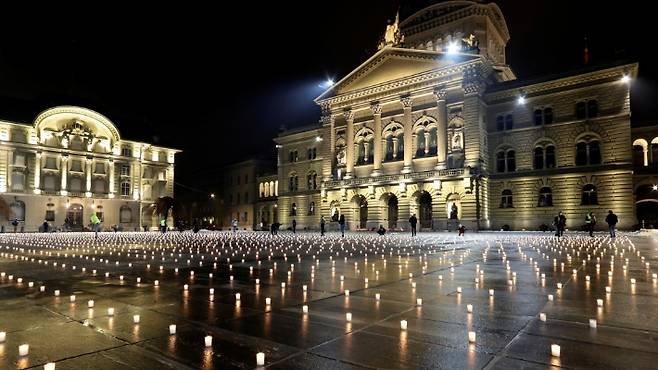 코로나19 희생자를 추모하기 위해 지난해 12월 스위스 국회의사당 앞에 놓인 촛불들. 연합뉴스