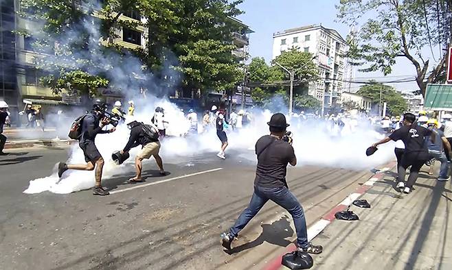 미얀마 최대 도시 양곤에서 지난 1일(현지시간) 군정에 반대하는 시위대가 진압군이 쏜 최루탄을 피해 달아나고 있다. 양곤=AP연합뉴스