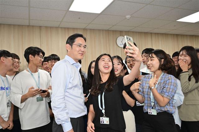 - 이재용 삼성전자 부회장이 지난해 8월 삼성 청년 소프트웨어 아카데미 광주캠퍼스에서 교육생들과 사진을 찍고 있다.삼성전자 제공