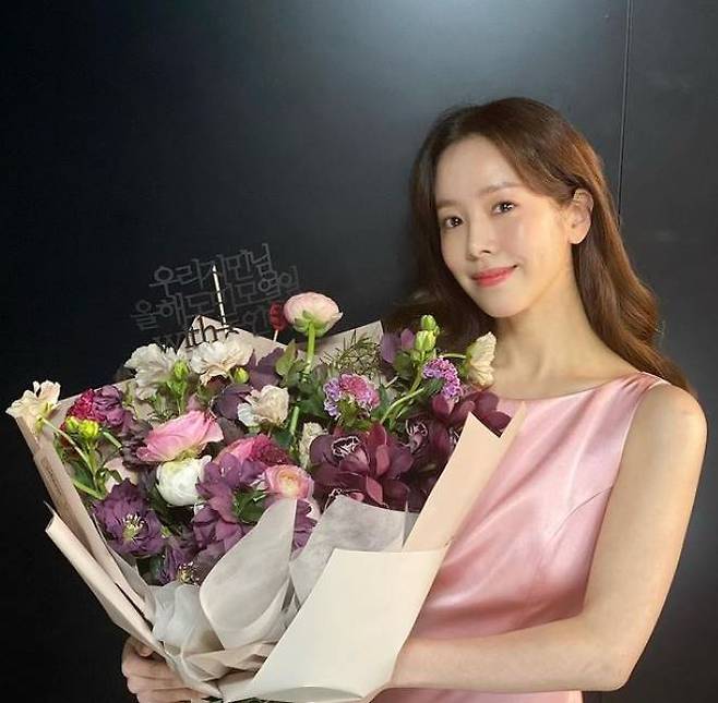 Actor Han Ji-min showed off her Beautiful looks.Han Ji-min posted a picture on the SNS on the 3rd with an article called Thank you.Han Ji-min, who is in the public photo, is smiling with a bouquet of flowers in his arms. Han Ji-min has shown her dazzling Beautiful looks with a soft smile.Han Ji-min appeared in the movie Joe, which was released last December.PhotoHan Ji-min SNS